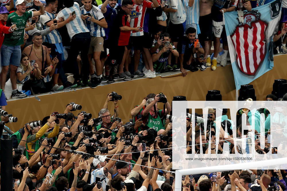 Das Finale der FIFA Fussball-Weltmeisterschaft 18. Dezember 2022, Lusail City Finale der FIFA Fussball-Weltmeisterschaft Katar 2022 Argentinien gegen Frankreich Lionel Messi aus Argentinien zeigt den Fans die Trophäe Foto Charlotte Wilson Offside Doha Katar