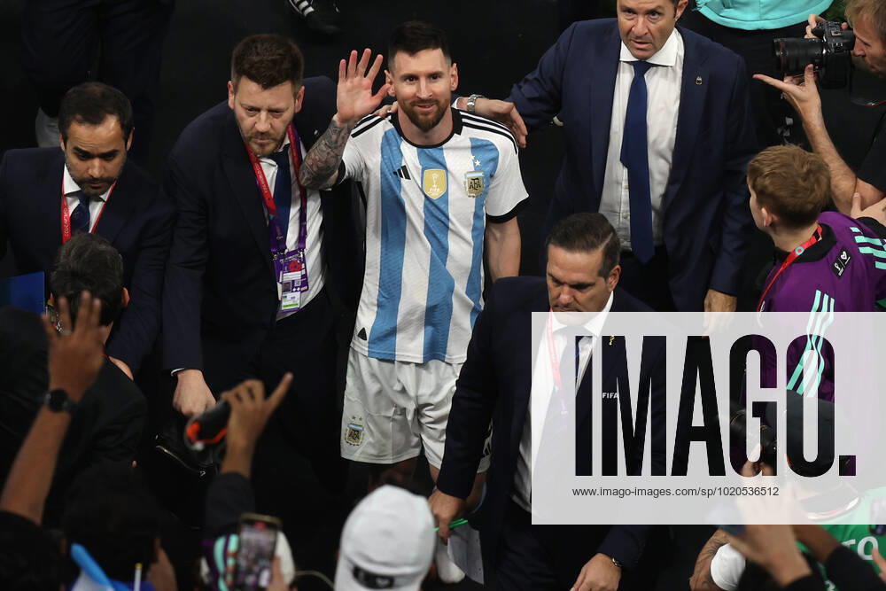 Finale der FIFA Fussball-Weltmeisterschaft 18. Dezember 2022, Lusail City Finale der FIFA Fussball-Weltmeisterschaft Katar 2022 Argentinien gegen Frankreich Lionel Messi aus Argentinien bedankt sich bei den Fans, als er in die Umkleidekabine zurückkehrt Foto Charlotte Wilson Offside Doha Katar