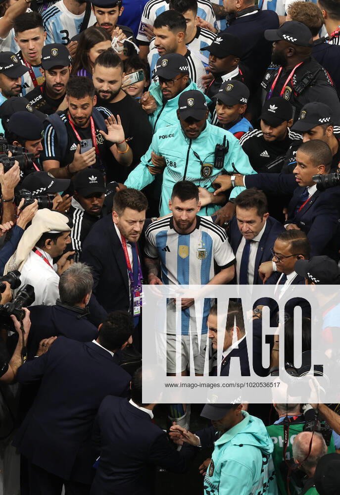 Finale der FIFA Fussball-Weltmeisterschaft 18. Dezember 2022, Lusail City Finale der FIFA Fussball-Weltmeisterschaft Katar 2022 Argentinien gegen Frankreich Lionel Messi (Argentinien) macht sich mit Hilfe der Sicherheitskräfte auf den Weg zur Umkleidekabine Foto Charlotte Wilson Offside Doha Katar