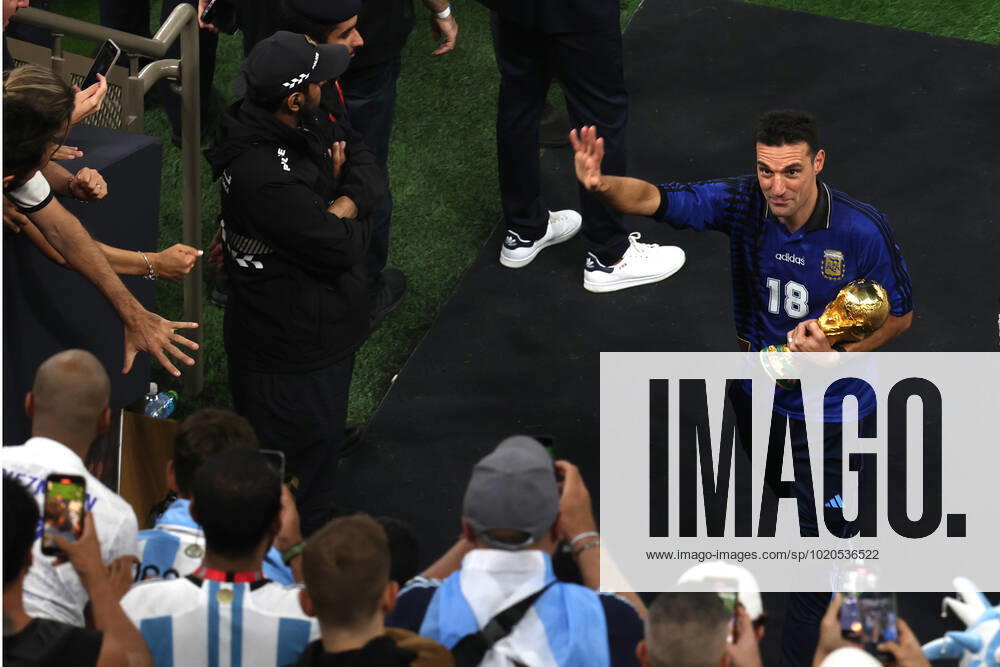Das Finale der FIFA Fussball-Weltmeisterschaft 18. Dezember 2022, Lusail City Finale der FIFA Fussball-Weltmeisterschaft Katar 2022 Argentinien gegen Frankreich Argentiniens Trainer Lionel Scaloni mit der Trophäe Foto Charlotte Wilson Offside Doha Katar
