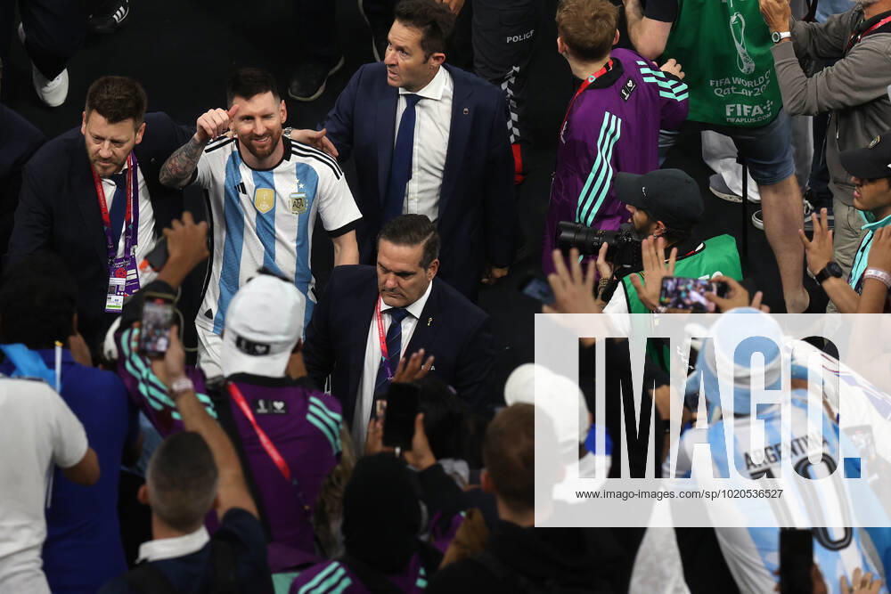 Finale der FIFA Fussball-Weltmeisterschaft 18. Dezember 2022, Lusail City Finale der FIFA Fussball-Weltmeisterschaft Katar 2022 Argentinien gegen Frankreich Lionel Messi aus Argentinien bedankt sich bei den Fans, als er in die Umkleidekabine zurückkehrt Foto Charlotte Wilson Offside Doha Katar
