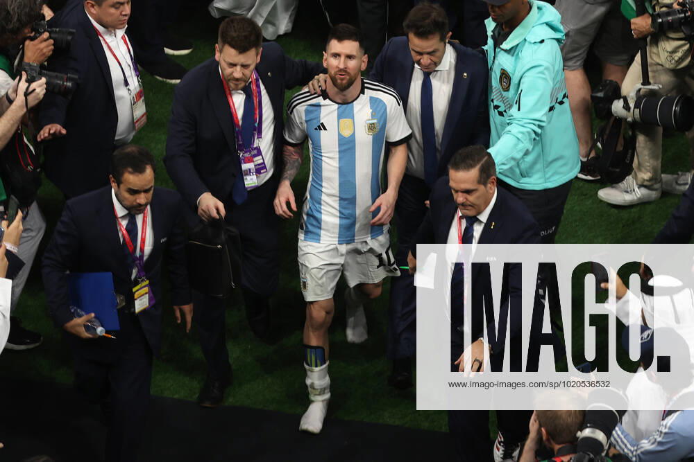 Finale der FIFA Fussball-Weltmeisterschaft 18. Dezember 2022, Lusail City Finale der FIFA Fussball-Weltmeisterschaft Katar 2022 Argentinien gegen Frankreich Lionel Messi aus Argentinien kehrt ohne seine Schuhe in die Umkleidekabine zurück Foto Charlotte Wilson Abseits Doha Katar