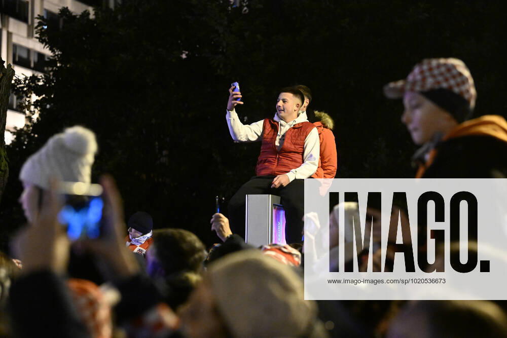 Croatia victory parade Fans are seen during the Croatia team victory parade at Ban Jelacic square (following their victory over Morocco in the 2022 FIFA World Cup, WM, Weltmeisterschaft, Fussball bronze medal match the previous day) on December 18, 2022 in Zagreb, Croatia. MarkoxLukunic PIXSELL