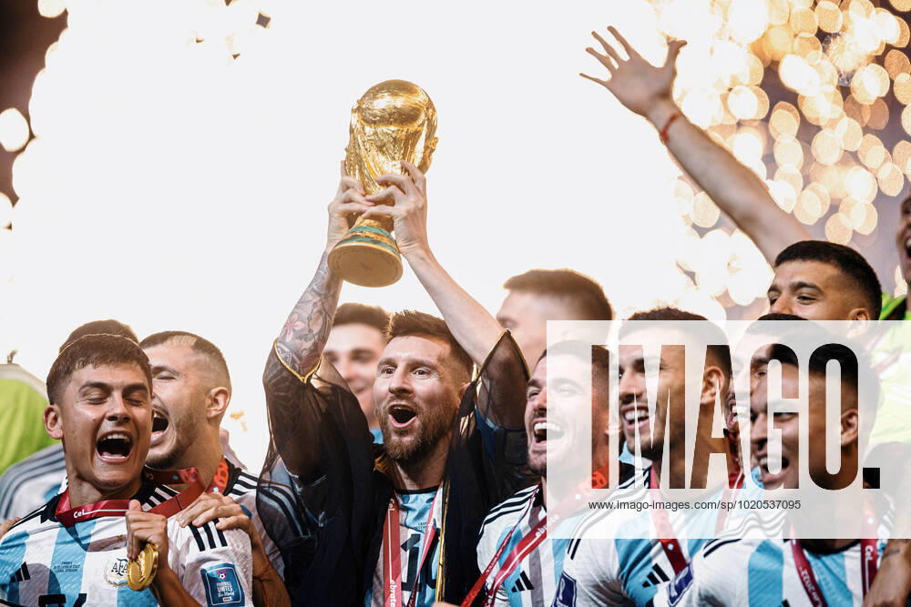 Argentina vs France LUSAIL, AD - 18.12.2022: ARGENTINA VS FRANCE - MESSI Lionel of Argentina lifts the World Cup trophy after Argentina beat France in a penalty shootout after a 3-3 draw, in a match valid for the final of the Qatar 2022 World Cup, held at the National Stadium of Lusail in Lusail, Qatar. (Photo: Marcelo Machado de Melo Fotoarena) x2312011x MarceloxMachadoxdexMelo