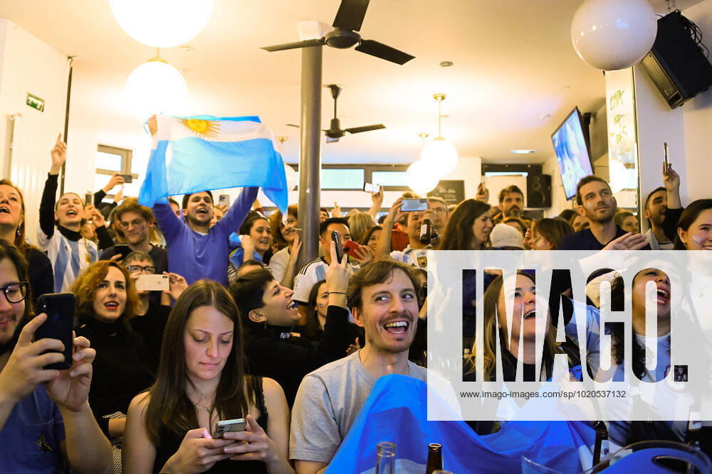 Les supporters de l Argentine au Cafe El Sur Ã Paris - ambiance - FOOTBALL : Les supporters de l Argentine - Paris - 18 12 2022 FedericoPestellini Panoramic