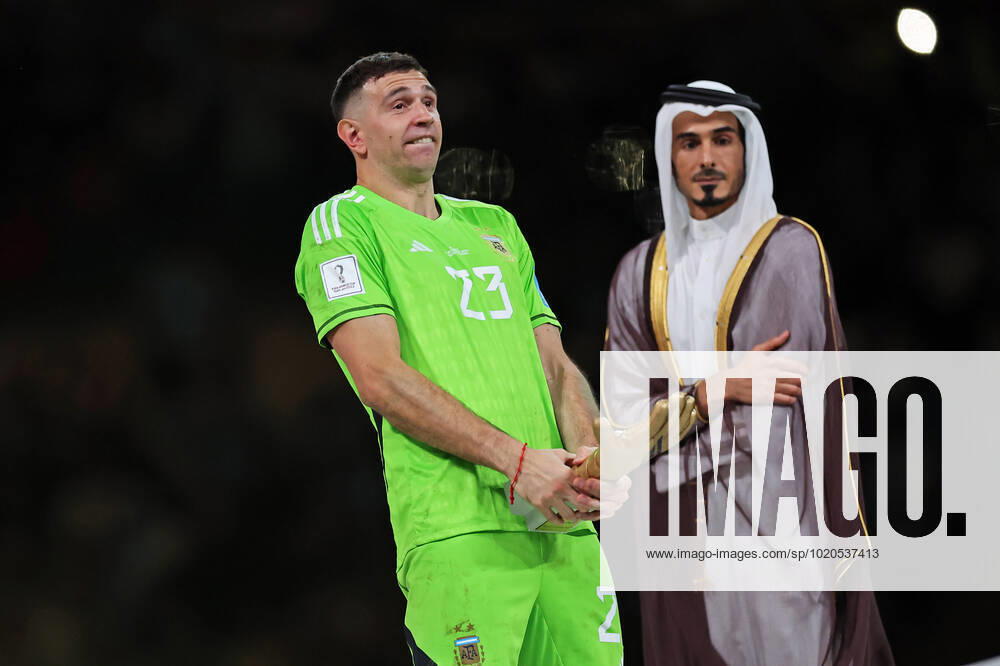 Emiliano Martinez of Argentina, elected the best goalkeeper, celebrates the title after the match between Argentina and France, for the Final of the FIFA World Cup, WM, Weltmeisterschaft, Fussball Qatar 2022, at Lusail Stadium, this Sunday, 18. Photo: Heuler Andrey DiaEsportivo 30761 (Heuler Andrey SPP)