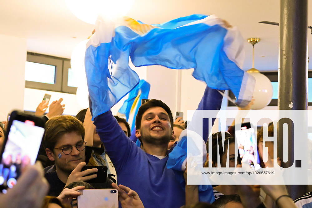 Les supporters de l Argentine au Cafe El Sur à Paris - ambiance - FOOTBALL : Les supporters de l Argentine - Paris - 18 12 2022 FedericoPestellini Panoramic