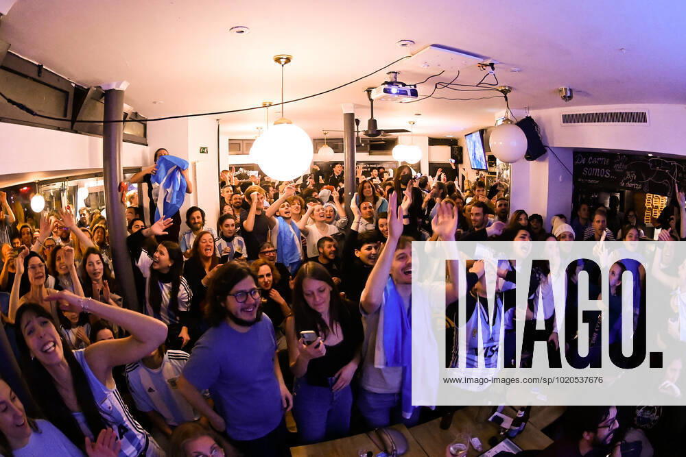 Les supporters de l Argentine au Cafe El Sur à Paris - ambiance - FOOTBALL : Les supporters de l Argentine - Paris - 18 12 2022 FedericoPestellini Panoramic