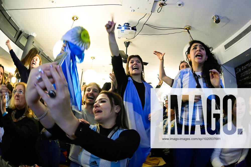 Les supporters de l Argentine au Cafe El Sur Ã Paris - ambiance - FOOTBALL : Les supporters de l Argentine - Paris - 18 12 2022 FedericoPestellini Panoramic