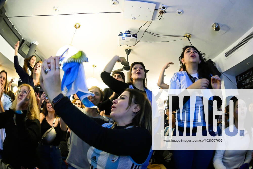 Les supporters de l Argentine au Cafe El Sur à Paris - ambiance - FOOTBALL : Les supporters de l Argentine - Paris - 18 12 2022 FedericoPestellini Panoramic