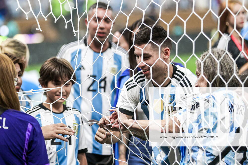 QATAR, LUSAIL - DECEMBER 18, 2022: Argentina s Gonzalo Montiel (2nd R) cuts the net after the trophy ceremony for the 2022 FIFA World Cup, WM, Weltmeisterschaft, Fussball final football match between Argentina and France at Lusail Iconic Stadium. Argentina won 3-3 (4-2) in a penalty shootout. Sergei Bobylev TASS 56489834