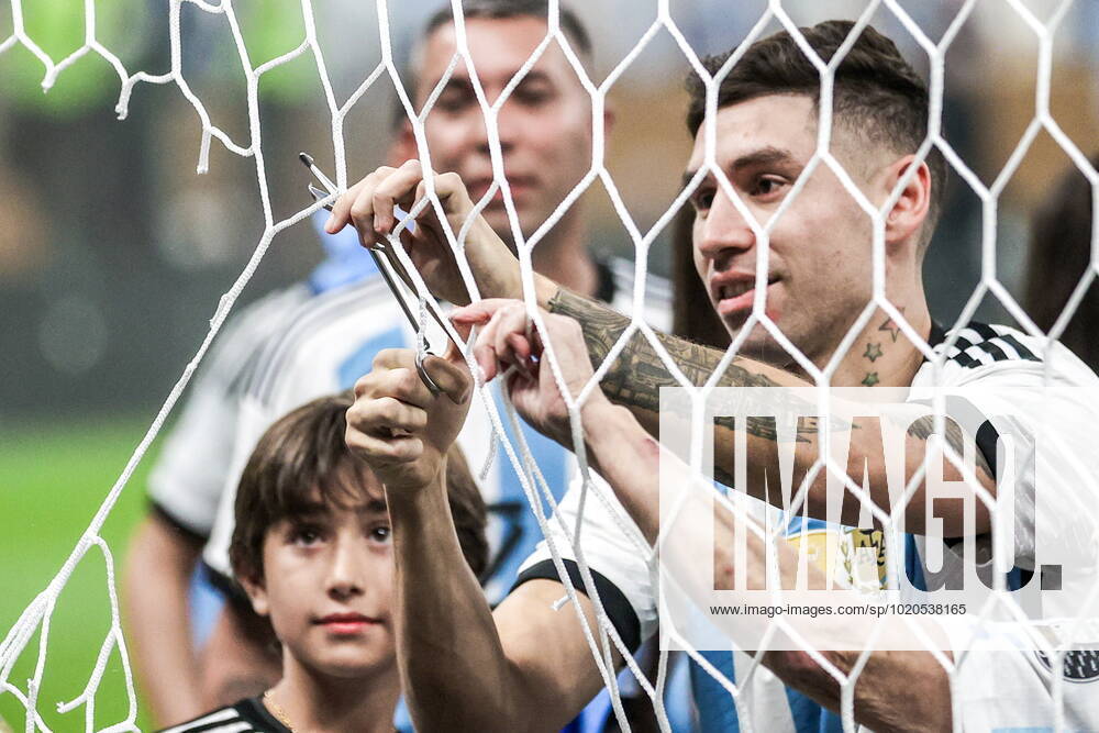 QATAR, LUSAIL - DECEMBER 18, 2022: Argentina s Gonzalo Montiel (R) cuts the net after the trophy ceremony for the 2022 FIFA World Cup, WM, Weltmeisterschaft, Fussball final football match between Argentina and France at Lusail Iconic Stadium. Argentina won 3-3 (4-2) in a penalty shootout. Sergei Bobylev TASS 56489836
