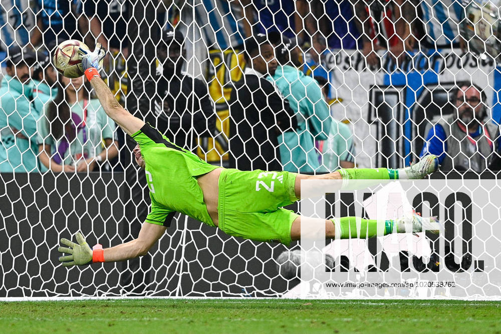 Emiliano Martinez of Argentina QAT, Argentinien vs. Frankreich, Fussball, FIFA, Weltmeisterschaft 2022, Finale
