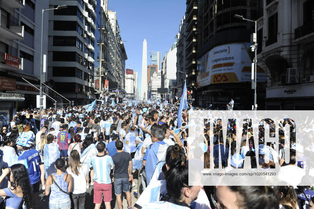Football Football - Finale de la Coupe du monde de la FIFA Qatar 2022 - Fans à Buenos Aires - Buenos Aires, Argentine - 18 dà cembre 2022 Les fans argentins cà lebrent leur victoire dans la Coupe du monde. FOOTBALL : Coupe du Monde de la FIFA - Qatar 2022 - Les supporters à Buenos Aires - 18 12 2022 JaimeOlivos Panoramic