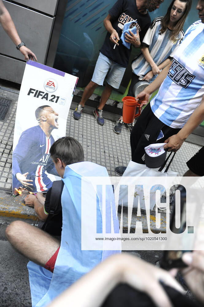 Football Football - Finale de la Coupe du monde de la FIFA Qatar 2022 - Fans Ã Buenos Aires - Buenos Aires, Argentine - 18 dÃ cembre 2022 Les fans argentins cÃ lebrent leur victoire dans la Coupe du monde. FOOTBALL : Coupe du Monde de la FIFA - Qatar 2022 - Les supporters Ã Buenos Aires - 18 12 2022 JaimeOlivos Panoramic