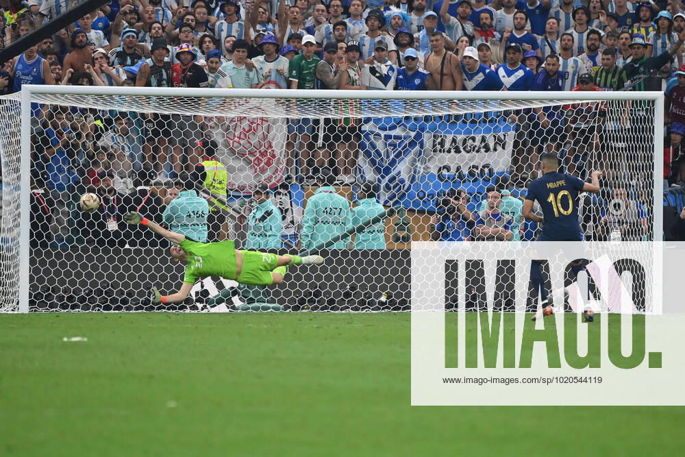 Penalty shootout, Kylian MBAPPE FRA converts penalty,penalty kick,action,goal shot against goalkeeper MARTINEZ Emiliano ARG , match 64,FINAL Argentina France 4 2 n E 3 3 on 18 12 2022, Lusail Stadium Football World Cup 20122 in Qatar from 20 11 18 12 2022