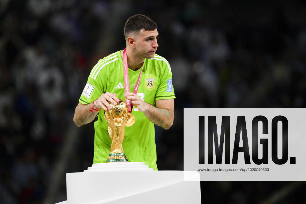 MARTINEZ Emiliano (ARG) venant embrasser le Trophee de la Coupe du Monde FOOTBALL : Argentine vs france - Finale - Coupe du Monde Qatar 2022 - 18 12 2022 JBAutissier Panoramic