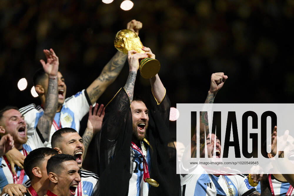 Joie des joueurs de l equipe de l Argentine soulevant le trophee de la Coupe du Monde MESSI Lionel (ARG) FOOTBALL : Argentine vs france - Finale - Coupe du Monde Qatar 2022 - 18 12 2022 JBAutissier Panoramic