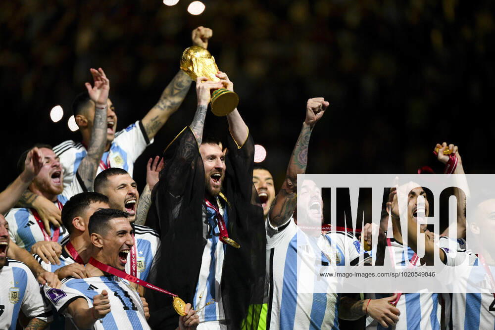 Joie des joueurs de l equipe de l Argentine soulevant le trophee de la Coupe du Monde MESSI Lionel (ARG) FOOTBALL : Argentine vs france - Finale - Coupe du Monde Qatar 2022 - 18 12 2022 JBAutissier Panoramic