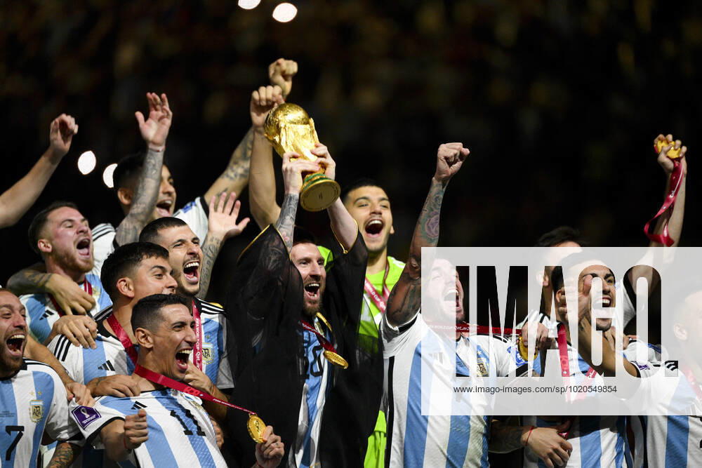 Joie des joueurs de l equipe de l Argentine soulevant le trophee de la Coupe du Monde MESSI Lionel (ARG) FOOTBALL : Argentine vs france - Finale - Coupe du Monde Qatar 2022 - 18 12 2022 JBAutissier Panoramic