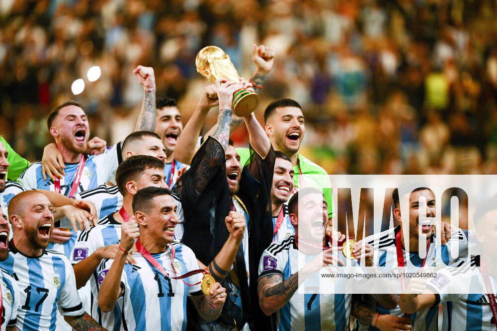 Joie des joueurs de l equipe de l Argentine soulevant le trophee de la Coupe du Monde MESSI Lionel (ARG) FOOTBALL : Argentine vs france - Finale - Coupe du Monde Qatar 2022 - 18 12 2022 JBAutissier Panoramic