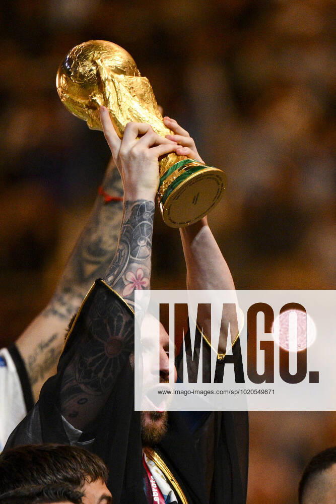 Joie des joueurs de l equipe de l Argentine soulevant le trophee de la Coupe du Monde MESSI Lionel (ARG) FOOTBALL : Argentine vs france - Finale - Coupe du Monde Qatar 2022 - 18 12 2022 JBAutissier Panoramic
