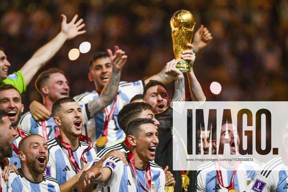 Joie des joueurs de l equipe de l Argentine soulevant le trophee de la Coupe du Monde MESSI Lionel (ARG) FOOTBALL : Argentine vs france - Finale - Coupe du Monde Qatar 2022 - 18 12 2022 JBAutissier Panoramic