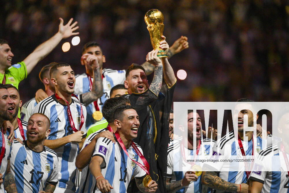 Joie des joueurs de l equipe de l Argentine soulevant le trophee de la Coupe du Monde MESSI Lionel (ARG) FOOTBALL : Argentine vs france - Finale - Coupe du Monde Qatar 2022 - 18 12 2022 JBAutissier Panoramic