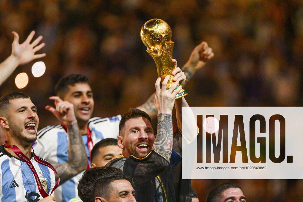 Joie des joueurs de l equipe de l Argentine soulevant le trophee de la Coupe du Monde MESSI Lionel (ARG) FOOTBALL : Argentine vs france - Finale - Coupe du Monde Qatar 2022 - 18 12 2022 JBAutissier Panoramic