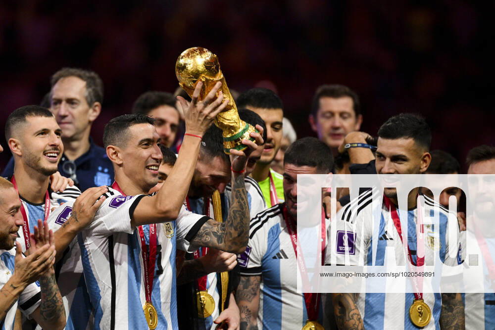 Joie des joueurs de l equipe de l Argentine soulevant le trophee de la Coupe du Monde DI MARIA Angel (ARG) FOOTBALL : Argentine vs france - Finale - Coupe du Monde Qatar 2022 - 18 12 2022 JBAutissier Panoramic