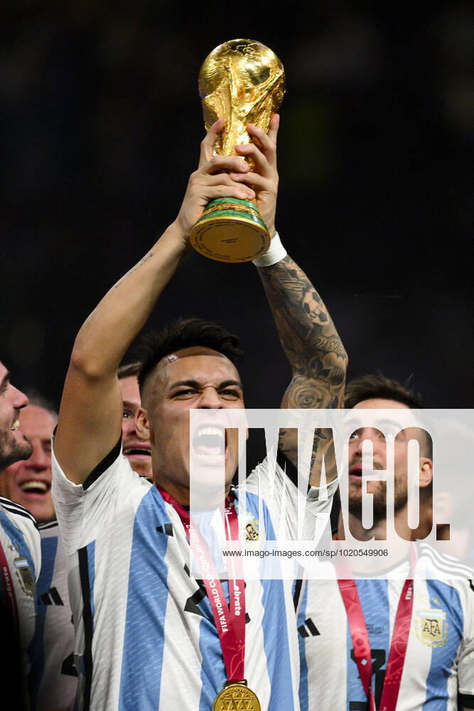 Joie des joueurs de l equipe de l Argentine soulevant le trophee de la Coupe du Monde MARTINEZ Lautaro (ARG) FOOTBALL : Argentine vs france - Finale - Coupe du Monde Qatar 2022 - 18 12 2022 JBAutissier Panoramic