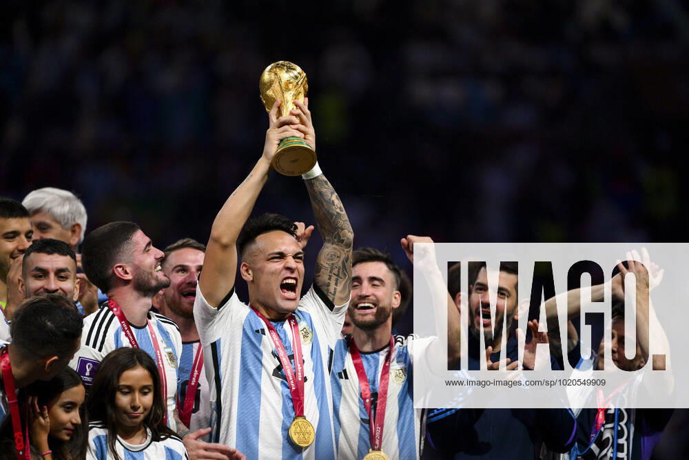 Joie des joueurs de l equipe de l Argentine soulevant le trophee de la Coupe du Monde MARTINEZ Lautaro (ARG) FOOTBALL : Argentine vs france - Finale - Coupe du Monde Qatar 2022 - 18 12 2022 JBAutissier Panoramic