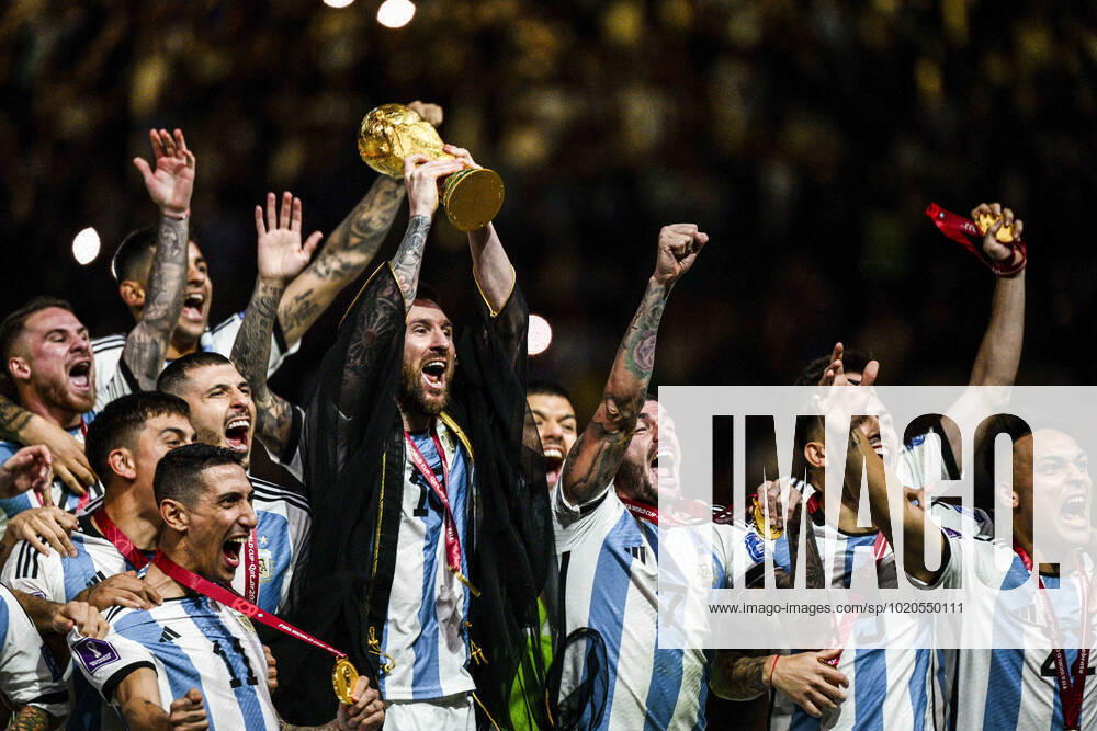 Joie des joueurs de l equipe de l Argentine soulevant le trophee de la Coupe du Monde MESSI Lionel (ARG) FOOTBALL : Argentine vs france - Finale - Coupe du Monde Qatar 2022 - 18 12 2022 JBAutissier Panoramic