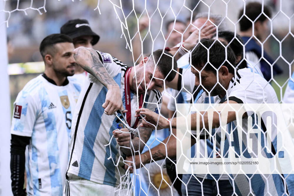 DE PAUL Rodrigo Team Argentina cuts from the goal net a souvenir FIFA World Cup 2022 in Qatar Final Argentina France on 18 12 2022 at Lusail Stadium DFL REGULATES PROHIBIT ANY USE OF PHOTOGRAPHS as IMAGE SEQUENCES and or QUASI VIDEO