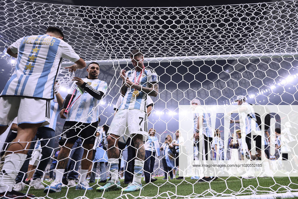 DE PAUL Rodrigo Team Argentina cuts from the goal net a souvenir FIFA World Cup 2022 in Qatar Final Argentina France on 18 12 2022 at Lusail Stadium DFL REGULATES PROHIBIT ANY USE OF PHOTOGRAPHS as IMAGE SEQUENCES and or QUASI VIDEO