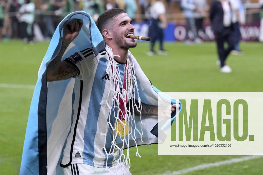 DE PAUL Rodrigo Team Argentina cuts from the goal net a souvenir FIFA World Cup 2022 in Qatar Final Argentina France on 18 12 2022 at Lusail Stadium DFL REGULATES PROHIBIT ANY USE OF PHOTOGRAPHS as IMAGE SEQUENCES and or QUASI VIDEO