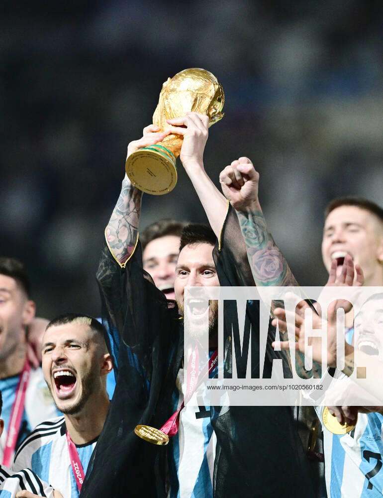 FOOTBALL World Cup 2022 Final Argentina France 18 12 2022 Award Ceremony, CHEER World Champion Argentina Lionel Messi in cape Bischt with World Cup Trophy