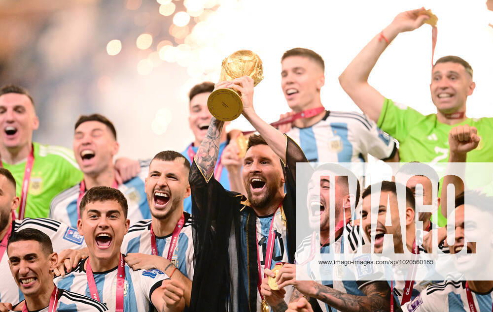 FOOTBALL World Cup 2022 Final Argentina France 18 12 2022 Award Ceremony, CHEER World Champion Argentina Angel Di Maria, Paulo Dybala, Lionel Messi in cape Bischt with World Cup trophy, Rodrigo de Paul, Leandro Paredes and Lautaro Martinez v li