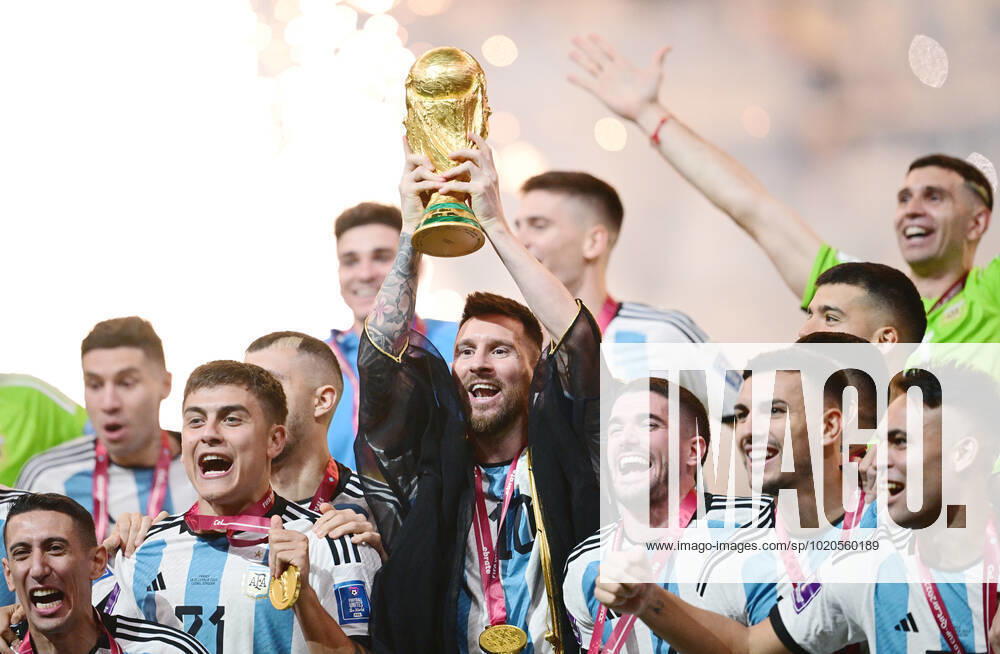 FOOTBALL World Cup 2022 Final Argentina France 18 12 2022 Award Ceremony, CHEER World Champion Argentina Angel Di Maria, Paulo Dybala, Lionel Messi in cape Bischt with World Cup trophy, Rodrigo de Paul, Leandro Paredes and Lautaro Martinez v li