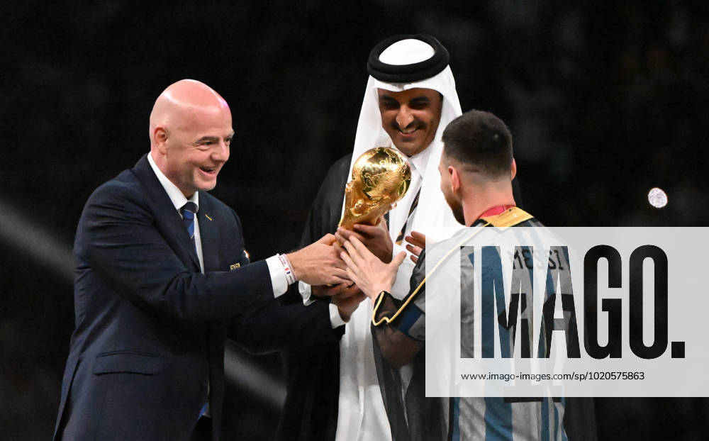 Football, men, 2022 23 season, World Cup in Qatar, final, Argentina France 2 2, 3 3 n V, 4 2 i E at Lusail Iconic Stadium in Lusail, f l FIFA President Gianni Infantino, Qatars Emir Tamim bin Hamad Al Thani, Lionel Messi Argentina at the award ceremony, 18 12 2022,