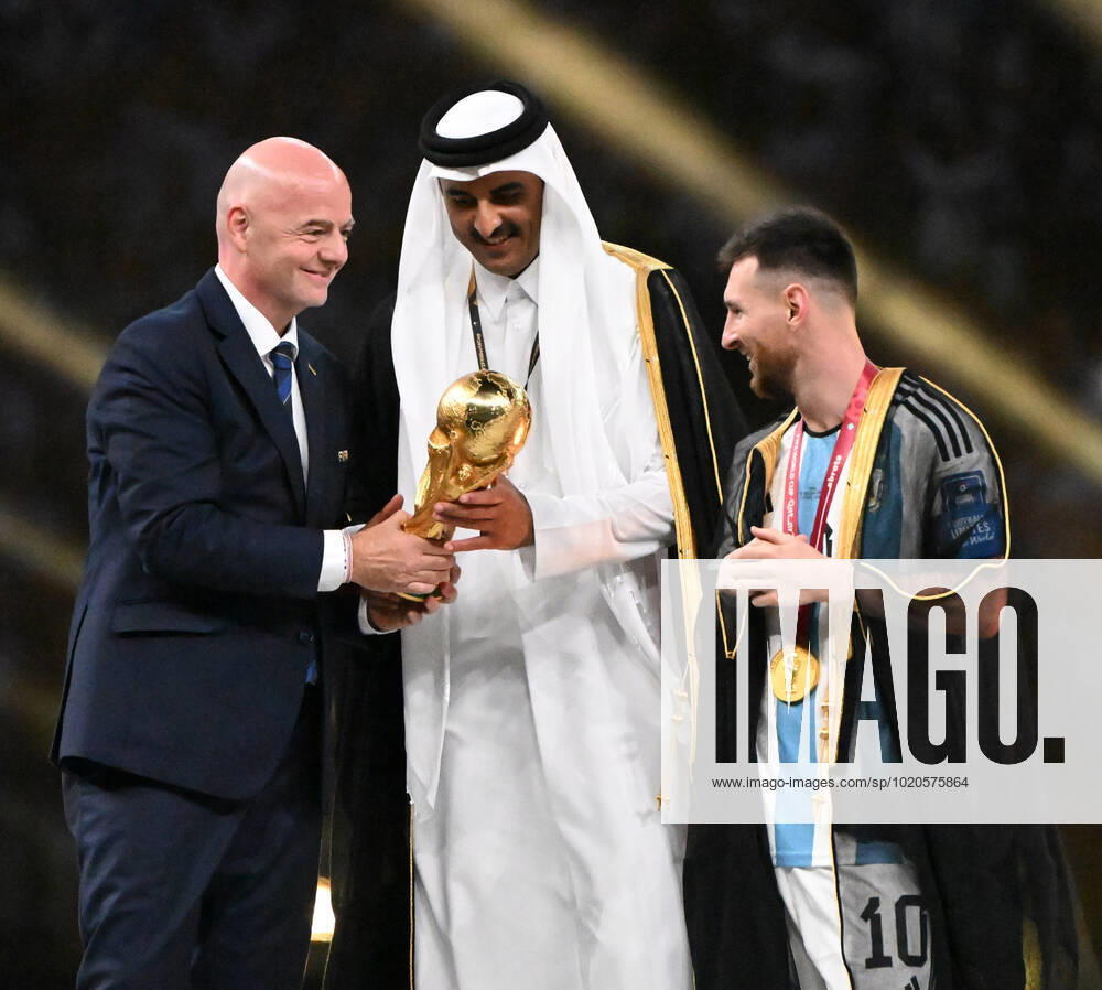Football, men, 2022 23 season, World Cup in Qatar, final, Argentina France 2 2, 3 3 n V, 4 2 i E at Lusail Iconic Stadium in Lusail, f l FIFA President Gianni Infantino, Qatars Emir Tamim bin Hamad Al Thani, Lionel Messi Argentina at the award ceremony, 18 12 2022,