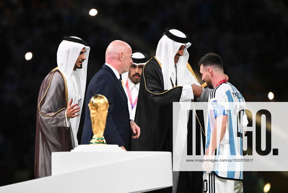 Football, mens, 2022 23 season, World Cup in Qatar, final, Argentina France 2 2, 3 3 n V, 4 2 i E at Lusail Iconic Stadium in Lusail, f l FIFA President Gianni Infantino, Qatars Emir Tamim bin Hamad Al Thani dons Lionel Messi Argentina robe at award ceremony, 18 12 2022,