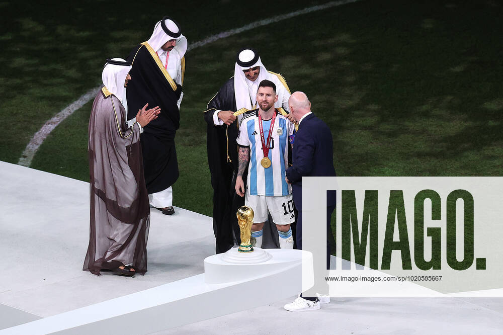 Finale der FIFA Fussball-Weltmeisterschaft 18. Dezember 2022, Lusail City Finale der FIFA Fussball-Weltmeisterschaft Katar 2022 Argentinien gegen Frankreich Lionel Messi aus Argentinien wird von Scheich Tamin bin Hamad Al Thani, dem Emir von Katar, in ein Bisht gekleidet, während FIFA-Präsident Gianni Infantino zusieht Foto Charlotte Wilson Offside Doha Katar