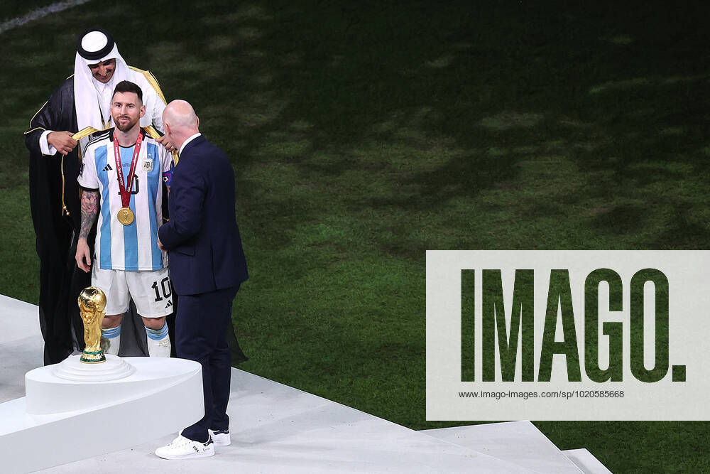 Finale der FIFA Fussball-Weltmeisterschaft 18. Dezember 2022, Lusail City Finale der FIFA Fussball-Weltmeisterschaft Katar 2022 Argentinien gegen Frankreich Lionel Messi aus Argentinien wird von Scheich Tamin bin Hamad Al Thani, dem Emir von Katar, in ein Bisht gekleidet, während FIFA-Präsident Gianni Infantino zusieht Foto Charlotte Wilson Offside Doha Katar