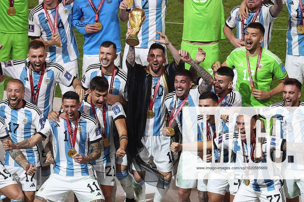 Finale der FIFA Fussball-Weltmeisterschaft 18. Dezember 2022, Lusail City Finale der FIFA Fussball-Weltmeisterschaft Katar 2022 Argentinien gegen Frankreich Lionel Messi aus Argentinien hebt den WM-Pokal mit seiner Mannschaft Foto Charlotte Wilson Offside Doha Katar