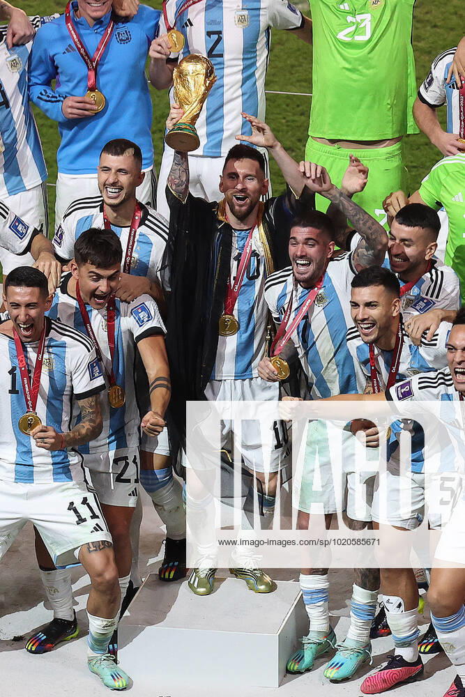 Finale der FIFA Fussball-Weltmeisterschaft 18. Dezember 2022, Lusail City Finale der FIFA Fussball-Weltmeisterschaft Katar 2022 Argentinien gegen Frankreich Lionel Messi aus Argentinien hebt den WM-Pokal mit seiner Mannschaft Foto Charlotte Wilson Offside Doha Katar