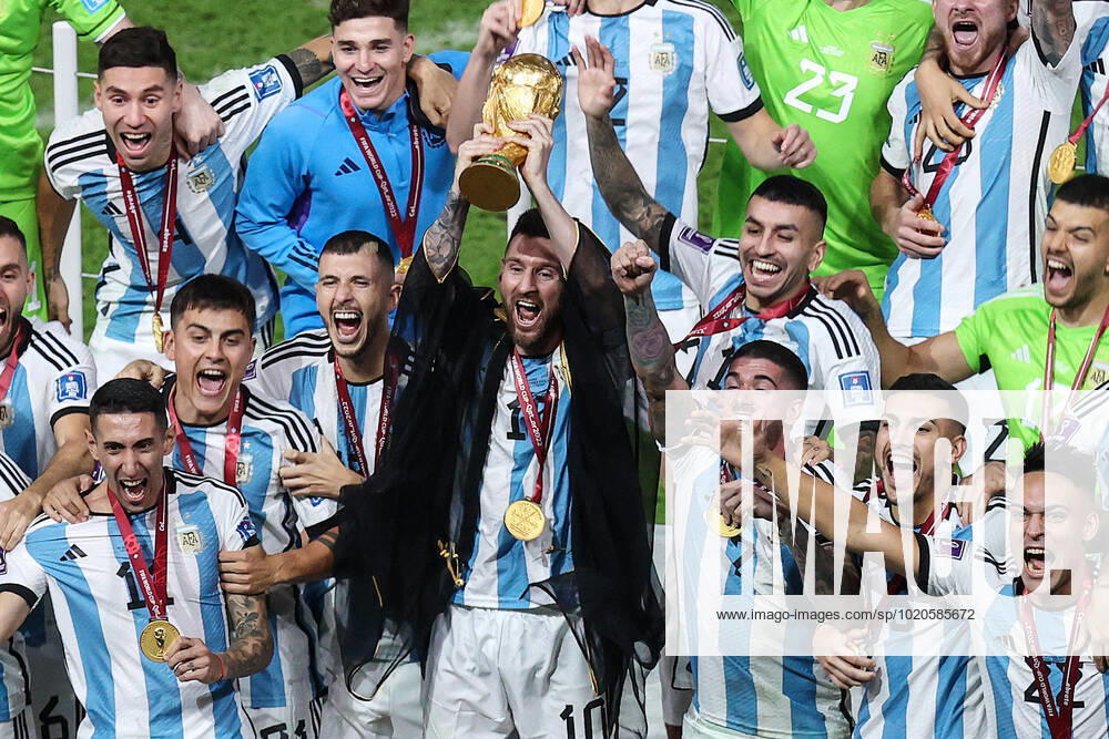 Finale der FIFA Fussball-Weltmeisterschaft 18. Dezember 2022, Lusail City Finale der FIFA Fussball-Weltmeisterschaft Katar 2022 Argentinien gegen Frankreich Lionel Messi aus Argentinien hebt den WM-Pokal mit seiner Mannschaft Foto Charlotte Wilson Offside Doha Katar