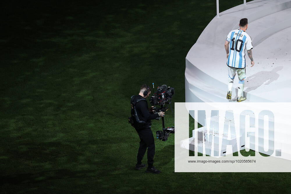 Das Finale der FIFA Fussball-Weltmeisterschaft 18. Dezember 2022, Lusail City Finale der FIFA Fussball-Weltmeisterschaft Katar 2022 Argentinien gegen Frankreich Lionel Messi aus Argentinien wird gefilmt, wie er die Treppe zur Bühne hinaufgeht, um den Pokal in Empfang zu nehmen Foto Charlotte Wilson Offside Doha Katar