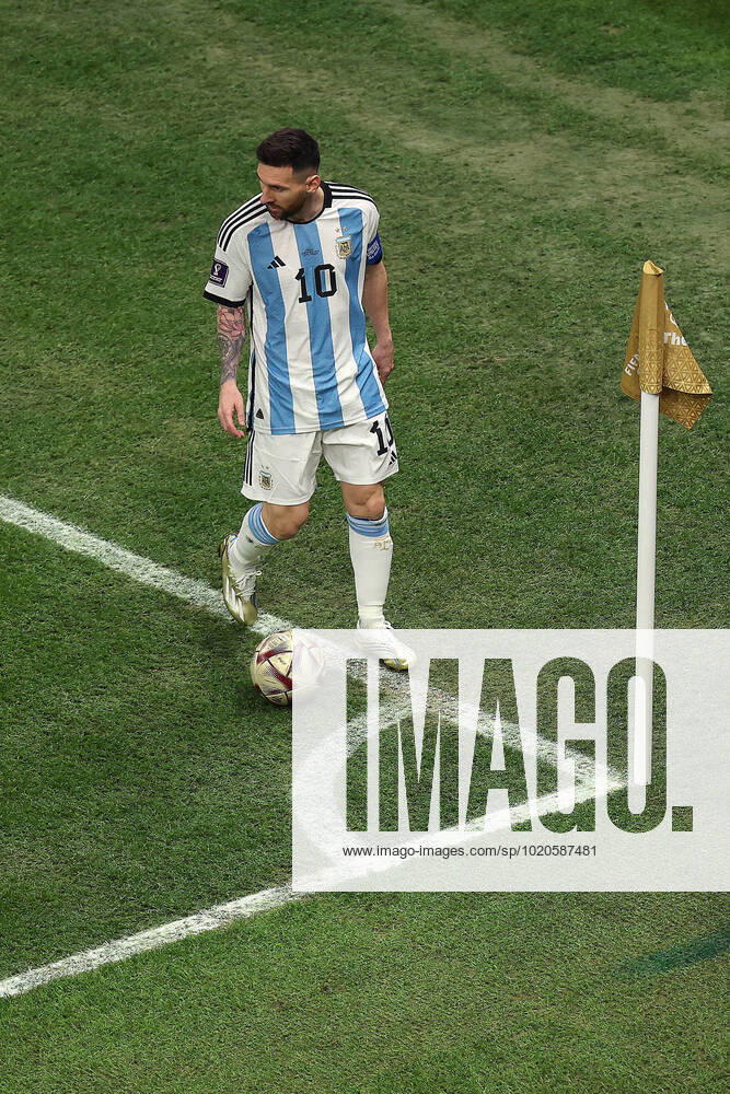 Das Finale der FIFA Fussball-Weltmeisterschaft 18. Dezember 2022, Lusail City Finale der FIFA Fussball-Weltmeisterschaft Katar 2022 Argentinien gegen Frankreich Lionel Messi (Argentinien) bereitet sich auf einen Eckball vor Foto Charlotte Wilson Abseits Doha Katar