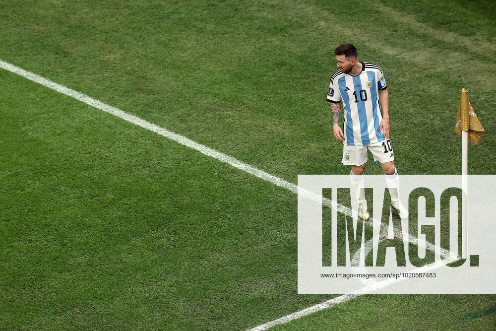 Das Finale der FIFA Fussball-Weltmeisterschaft 18. Dezember 2022, Lusail City Finale der FIFA Fussball-Weltmeisterschaft Katar 2022 Argentinien gegen Frankreich Lionel Messi (Argentinien) bereitet sich auf einen Eckball vor Foto Charlotte Wilson Abseits Doha Katar
